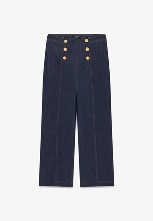 Pantaloni a gamba larga in denim blu scuro a vita alta, con sei bottoni dorati disposti in due file verticali vicino alla cintura.