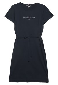 Granatowa sukienka z krótkim rękawem, okrągłym dekoltem, paskiem w talii i nadrukiem "Tommy Hilfiger EST. 1985" na piersi.