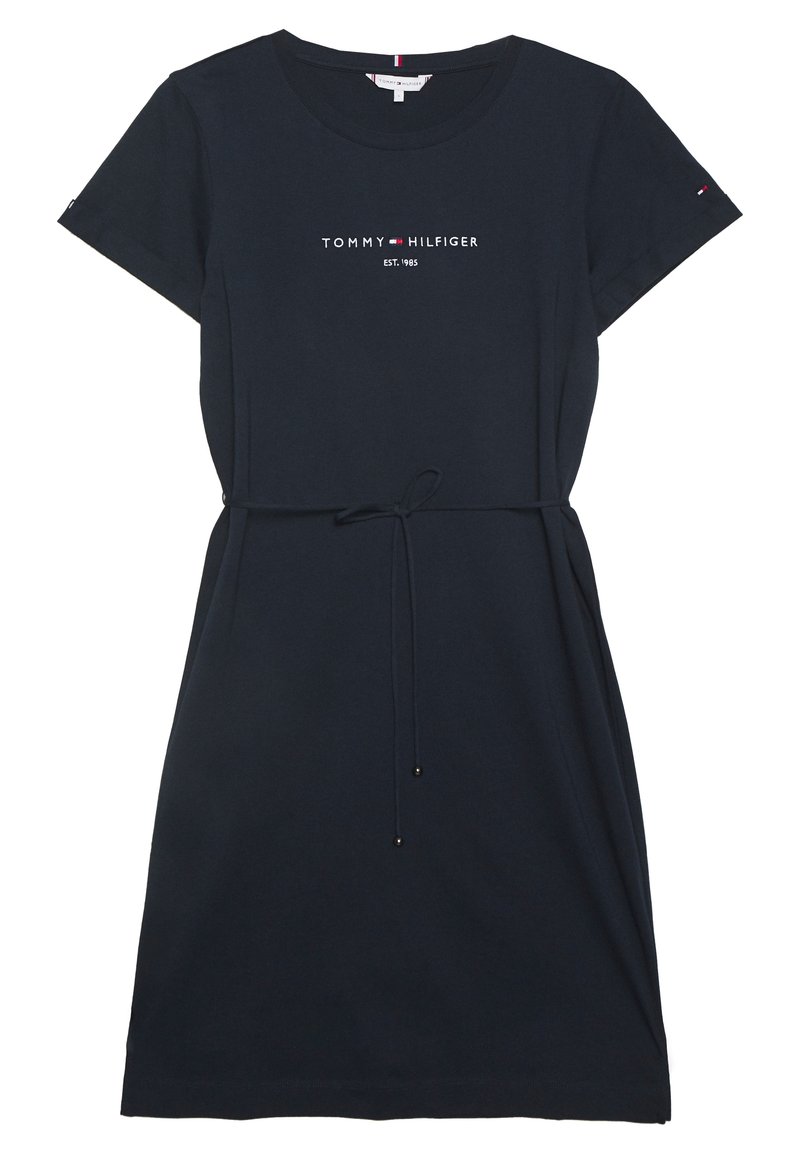 Granatowa sukienka z krótkim rękawem, okrągłym dekoltem, paskiem w talii i nadrukiem "Tommy Hilfiger EST. 1985" na piersi.