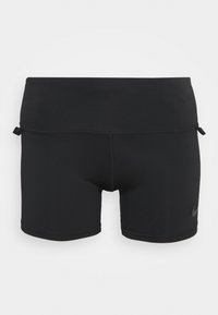 Shorts de sport noirs ajustés avec une large ceinture et un petit logo Nike sur la jambe gauche sur fond blanc uni.