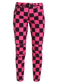 Pantalon ajusté avec un motif en damier rose et noir, fermeture par bouton et zip, et coutures au niveau des genoux.