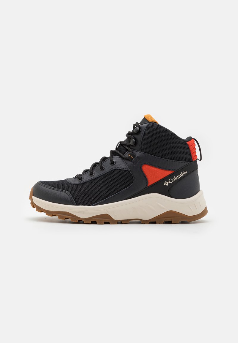 Schwarzer hochgeschnittener Wanderschuh aus Mesh- und synthetischen Materialien, mit orange- und rotfarbigen Akzenten, einer beigen Sohle und Schnürdesign.