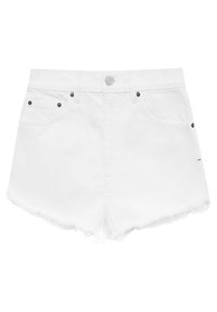 Shorts en denim blanc avec des bords effilochés, poches avant avec des rivets noirs, passants de ceinture et fermeture à bouton en métal.