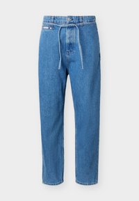 Jeans in denim blu con gamba dritta, vita alta, bottoni frontali, chiusura con cerniera e una sottile cintura di denim annodata in vita.