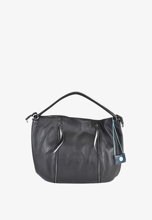 Bolso de cuero negro con dos bolsillos verticales con cremallera, un solo asa y una pequeña etiqueta azul adjunta con un botón.