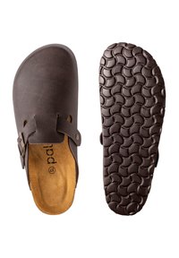 Donkerbruine leren klompen met een ronde neus, zijgespalk en een getextureerde rubberen zool met een golfpatroon. Zachte suede binnenvoering.