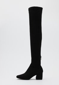 Bota negra por encima de la rodilla hecha de tela suave, con tacón cuadrado, punta afilada y cremallera en el lado interior para un fácil uso.