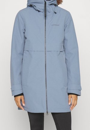 Hellblaue wasserdichte Jacke mit Reißverschluss vorne, verstellbarer Kapuze, langen Ärmeln und leicht ausgestellter Form. Mit einem Logo auf der Brust.