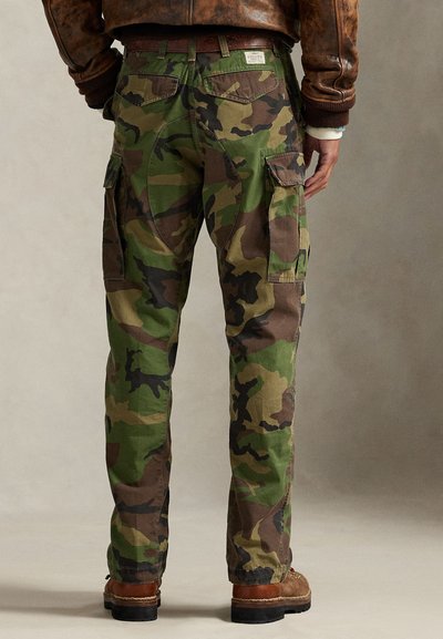 Cargo broeken in een camouflagepatroon met tinten groen en bruin. Gemaakt van duurzaam stof met meerdere zijzakken.