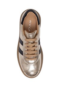 Metaliczne złote sneakersy z czarnymi paskami, beżowymi sznurowadłami i gładką teksturą. Mają zaokrąglony czubek oraz wyściełaną wkładkę.