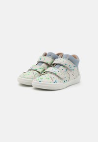 Sneaker mit einem Obermaterial aus weißem Leder, das mit grünen und blauen Spritzmustern verziert ist, grauem Mesh-Kragen und zwei verstellbaren Klettverschlussriemen.