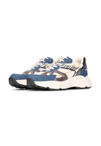 Sneakers de sport bleues et crème avec des matériaux mélangés, y compris du denim et du daim. Présentent des lacets blancs, des coutures visibles et une semelle texturée.