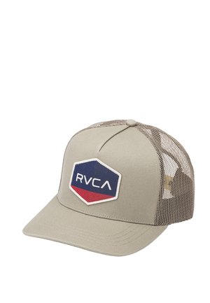 Beżowa czapka typu baseball z siatkową tylną częścią oraz naszywką z przodu z logo RVCA w kolorach granatowym, białym i czerwonym.