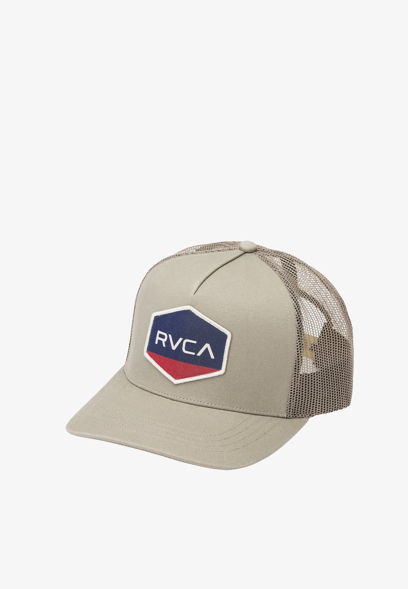 Beżowa czapka typu baseball z siatkową tylną częścią oraz naszywką z przodu z logo RVCA w kolorach granatowym, białym i czerwonym.