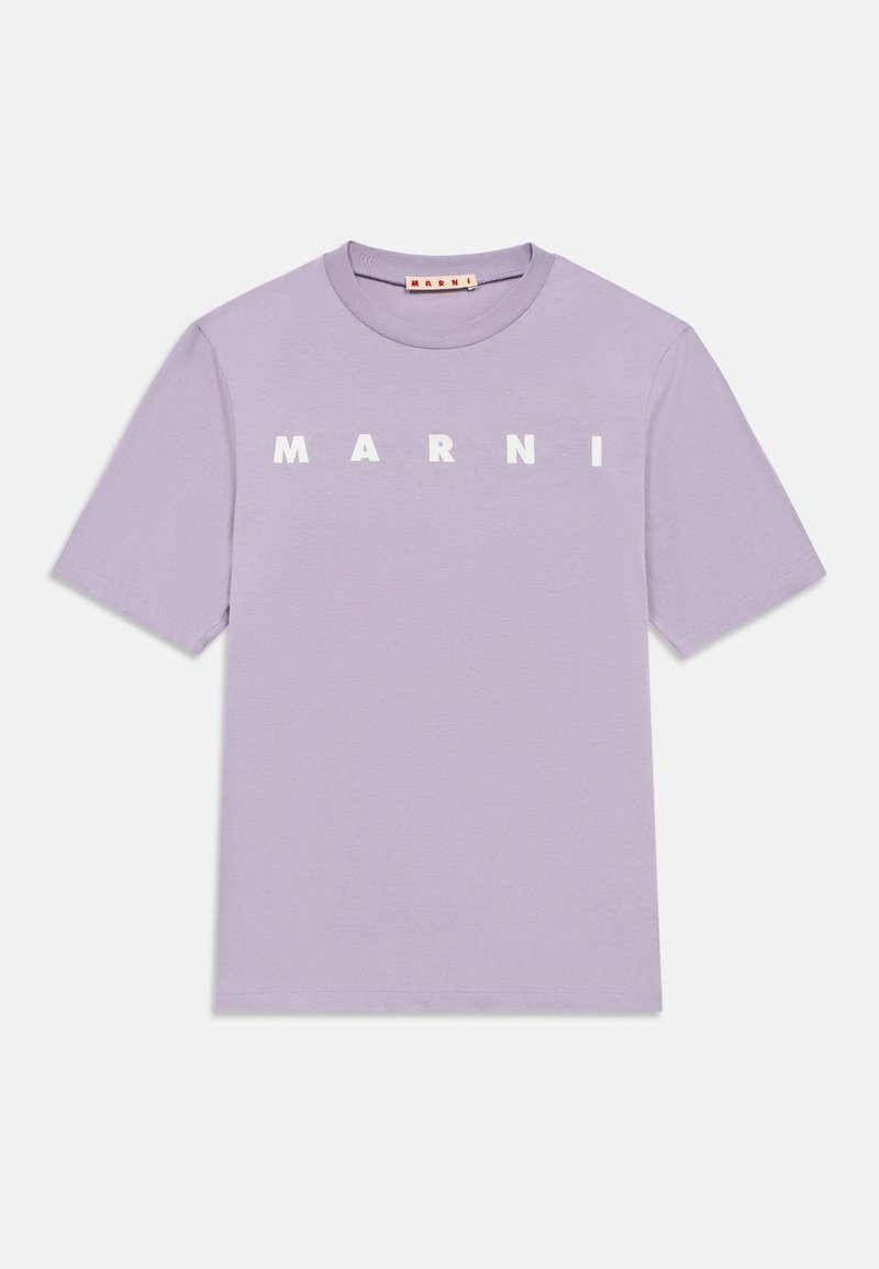 T-shirt de algodão lavanda com mangas curtas, decote redondo e grande estampagem branca com a palavra "MARNI" na frente. Textura suave, design casual.