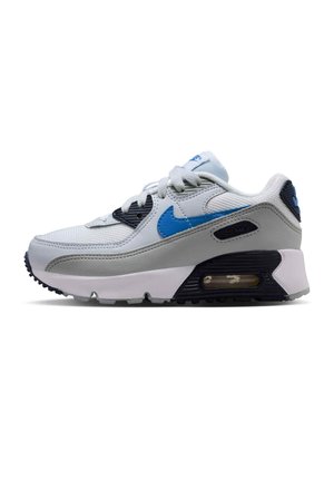 Baskets Nike Air Max blanches et grises avec un swoosh bleu, des accents noirs sur la semelle, un coussin d'air visible et des lacets blancs, montrées de profil.