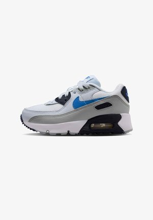 Weißer und grauer Nike Air Max Sneaker mit blauem Swoosh, schwarzen Sohlenakzenten, sichtbarem Luftpolster und weißen Schnürsenkeln, seitlich dargestellt.