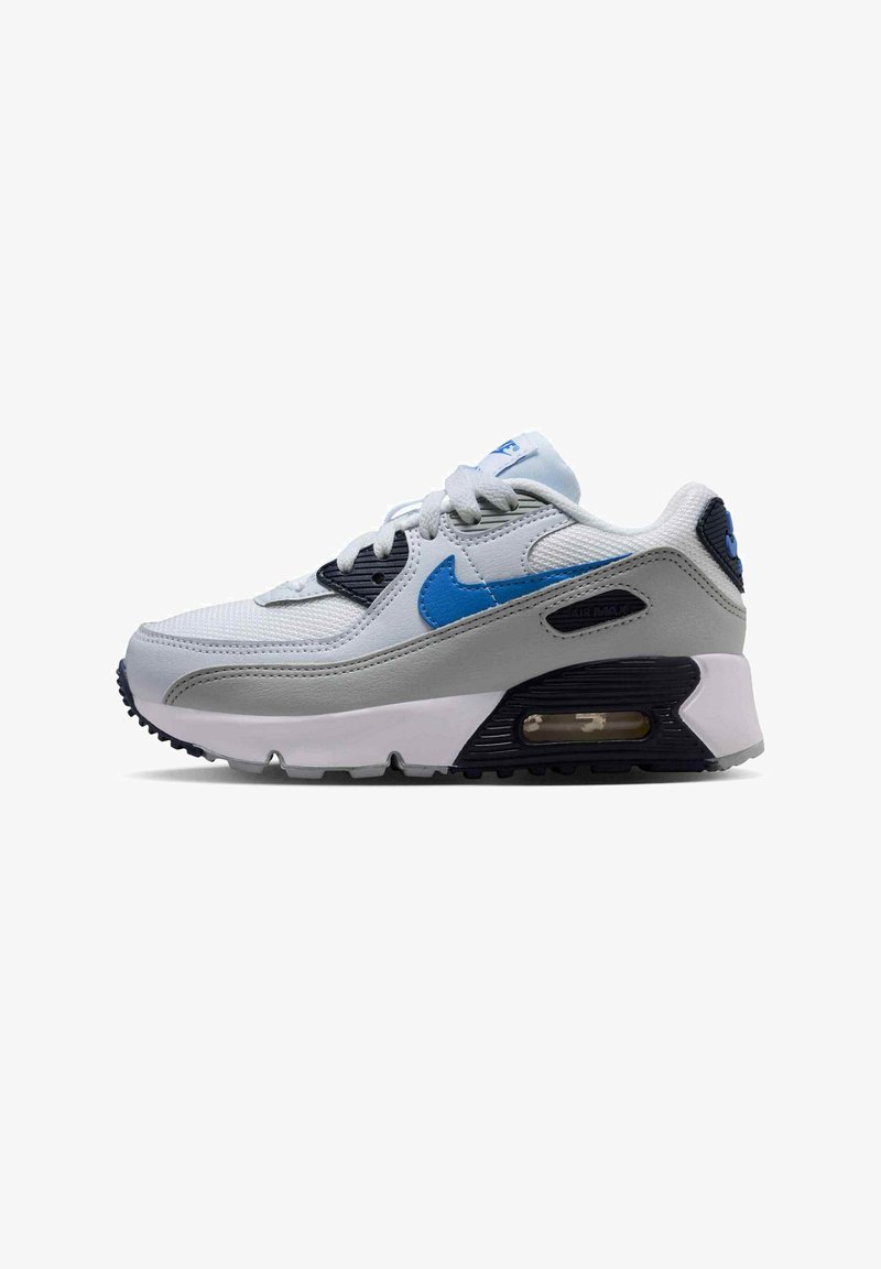 Baskets Nike Air Max blanches et grises avec un swoosh bleu, des accents noirs sur la semelle, un coussin d'air visible et des lacets blancs, montrées de profil.