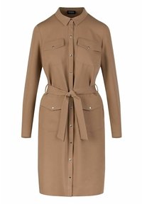 Abito camicia beige con colletto, maniche lunghe, due tasche sul petto e cintura in vita. Presenta bottoni a pressione e una texture liscia.