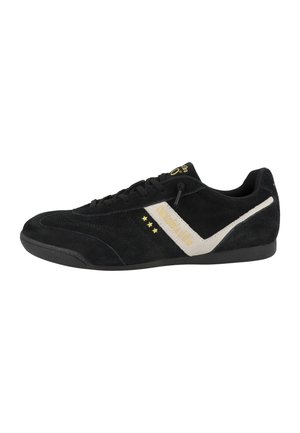 Schwarzer Wildleder-Low-Top-Sneaker mit weißem Streifen, goldenem Schriftzug „Pantofola d'Oro“, drei goldenen Sternen und schwarzen Schnürsenkeln auf weißem Hintergrund.