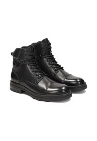 Botas negras de cuero hasta el tobillo con punta redondeada, parte superior texturizada y puntera lisa. Presentan cordones, talón reforzado y suela de goma.
