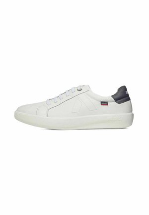 Sneaker bianco low-top con lacci bianchi, suola spessa, linguetta nera sul tallone e piccola toppa del marchio sul lato.
