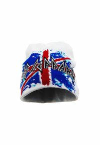 Berretto lavorato a maglia con una base bianca, decorato da un design della Union Jack in blu e rosso, dettagli grafici neri e una finitura morbida e textured.