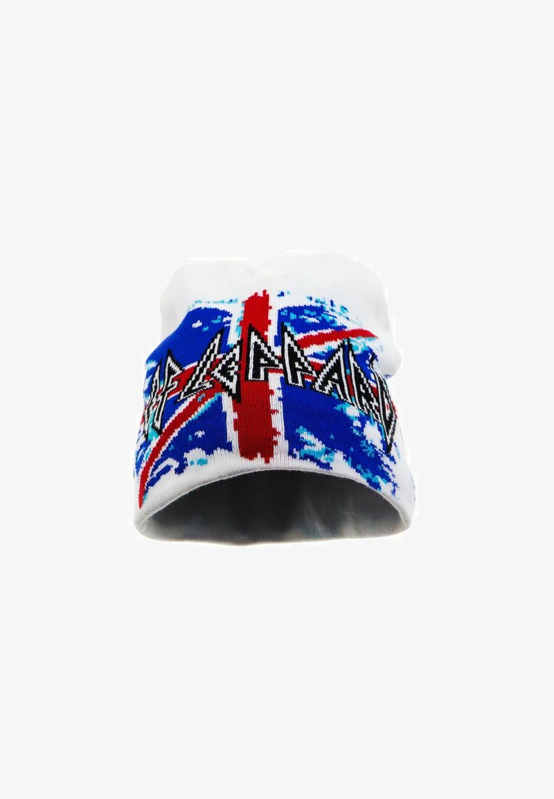 Berretto lavorato a maglia con una base bianca, decorato da un design della Union Jack in blu e rosso, dettagli grafici neri e una finitura morbida e textured.