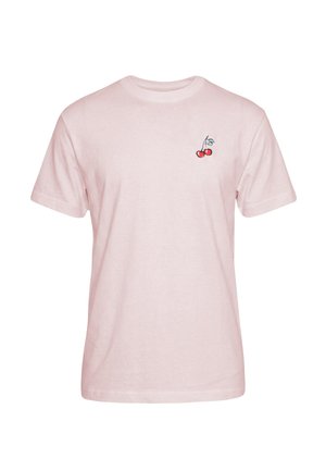 T-shirt à manches courtes rose clair avec un petit détail brodé d'une cerise rouge et d'une feuille verte sur le côté gauche de la poitrine.