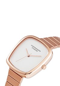 Orologio quadrato in metallo rose gold con quadrante bianco, design minimalista e cinturino pieghevole elegante, caratterizzato da lancette semplici per le ore e i minuti.