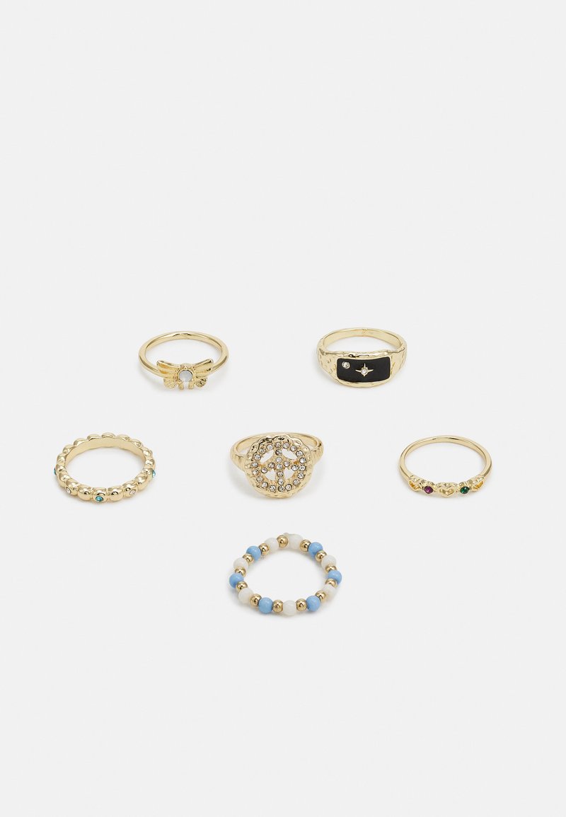 Conjunto de seis anéis dourados: um com design de borboleta, outro com esmalte preto e estrela, redondo texturizado, padrões de contas e realces de pedras preciosas.
