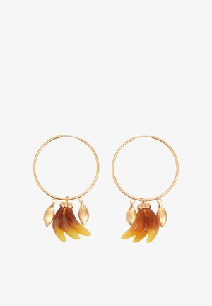 Pendientes de aro dorados con tres colgantes de forma de plátano amarillo marrón y dos pequeños colgantes de hoja dorada texturizada en cada aro.