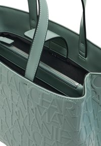 Borsa a spalla in ecopelle verde menta con motivo a logo impresso, doppi manici e tasca interna con zip. Texture liscia e forma strutturata.
