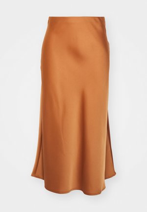 Satin midi nederdel i brændt orange med en glat tekstur, der har en side-slids og en let udsvingende kant for en flydende silhuet.