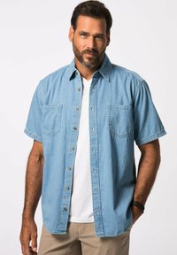 Lichtblauwe denim overhemd met korte mouwen, voorzien van twee borstzakken, knopen aan de voorkant en contrasterende gouden knopen. Draag het over een wit T-shirt.