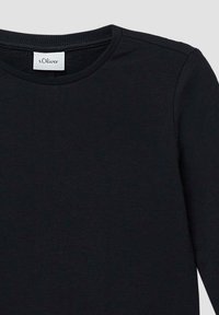 Zwarte langemouwen shirt met een ronde hals. Gemaakt van een gladde stof, met een klassieke snit en minimale stikdetails.