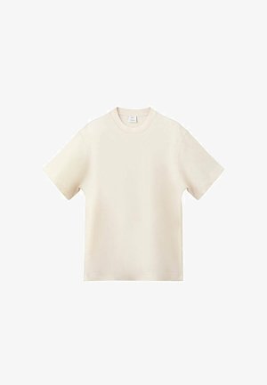 Kremasta pamučna majica, kratki rukavi, okrugli izrez, opušteni kroj, glatka tekstura, bez uzoraka ili akcenata.