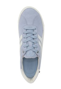 Sneaker in camoscio blu chiaro con dettagli bianchi, punta tonda, lacci piatti e colletto imbottito. Presenta un logo impresso sulla linguetta e sulla soletta.