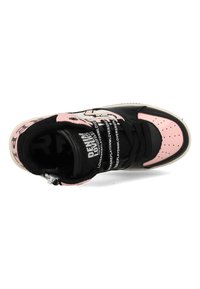 Hoge sneakers met een zwart en roze ontwerp, van leer gemaakt, perforated neus, en merksluiting. Kenmerkende textuuraccenten op de bovenkant.