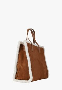 Borsa tote in camoscio marrone con bordo in pelliccia sintetica crema, doppie maniglie marroni, forma rettangolare e dettaglio del logo in rilievo sulla parte anteriore.