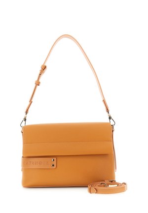 Schoudertas van bruin leer met klepsluiting, reliëflogo op label, verstelbare riem en een extra afneembare lange riem.