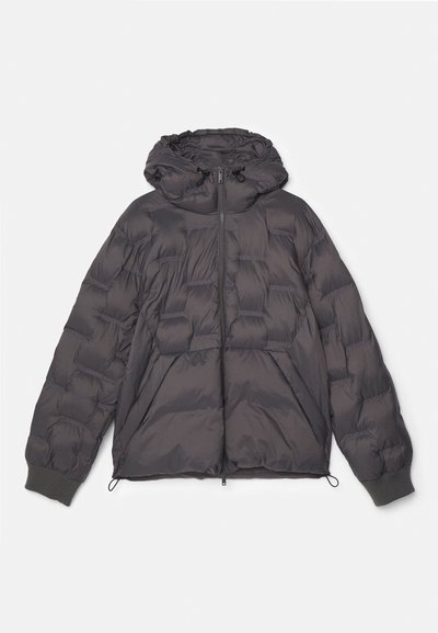 Dunjacka i mörkgrått med huva, med dragkedjestängning och elastiska ärmslut. Texturerat material med quiltad design och dragsnören.