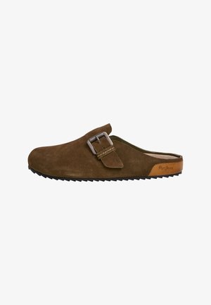Hnedé semišové slip-on topánky so sponou, zeleným vnútorným podšívkou a štruktúrovanou čiernou gumovou podrážkou s malým koženým akcentom.
