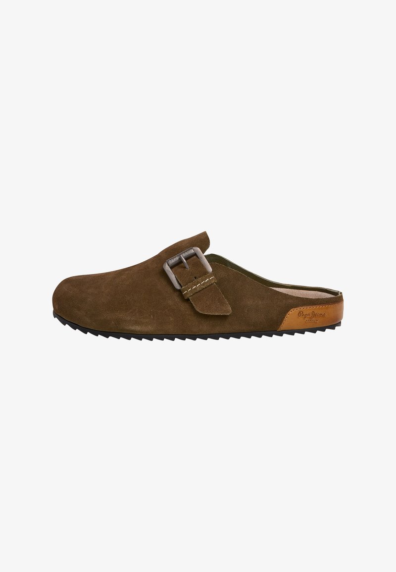 Rjavi nubuk slip-on čevlji z zaponko, z zeleno notranjo oblogo in teksturiranim črnim gumijastim podplatom z majhnim usnjenim detajem.