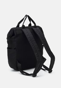 Schwarzer Rucksack mit einem strukturierten Mesh-Rückenpaneel, zwei oberen Tragegriffen, verstellbaren gepolsterten Schultergurten und einer Seitentasche.