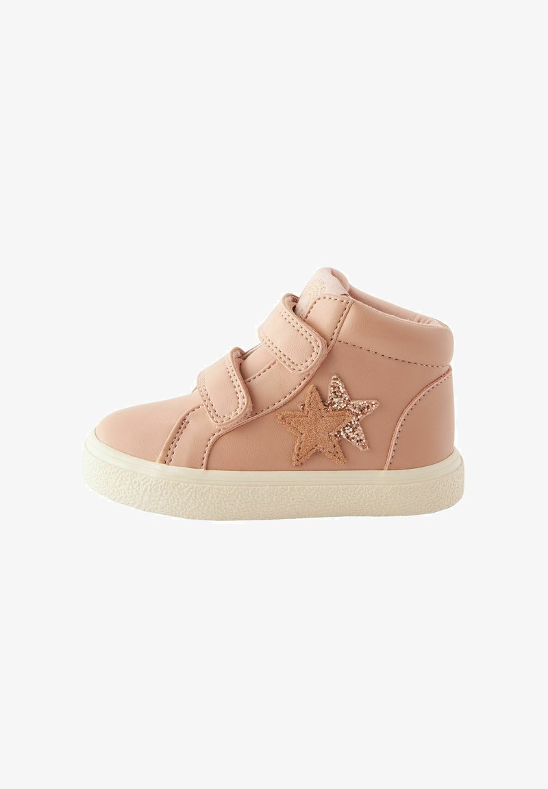 Baskets montantes synthétiques roses avec deux bandes Velcro, semelle en caoutchouc texturée et accent étoile pailleté sur le côté.