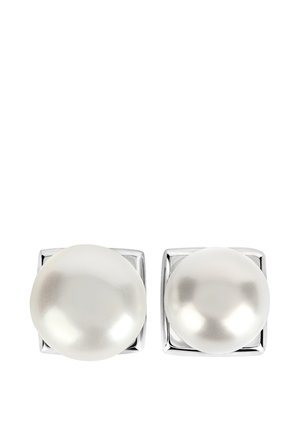 Dos gemelos de perlas blancas montados en bases cuadradas de plata sobre un fondo blanco.