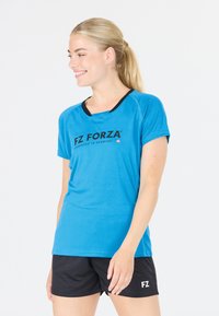 Blå fuktavledande träningsskjorta med svarta accenter och FZ FORZA-logotyp. Matchad med svarta shorts med vit FZ-text.
