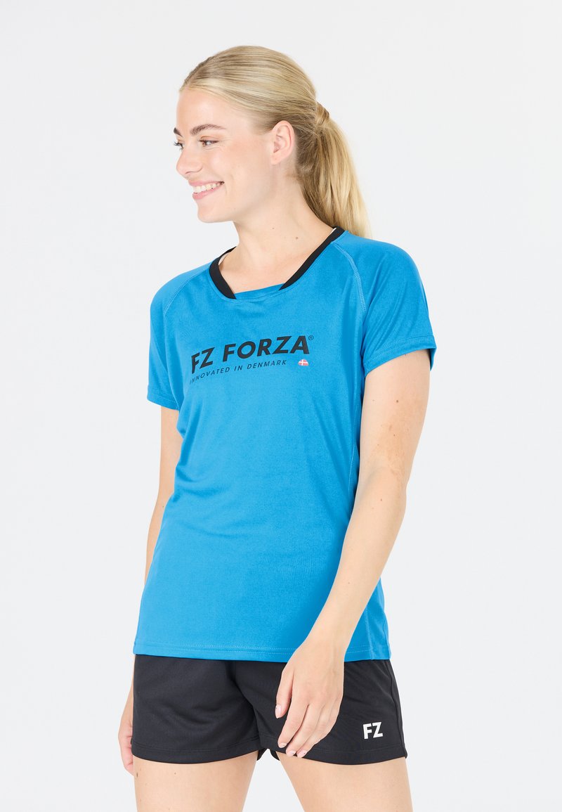 Blå fuktavledande träningsskjorta med svarta accenter och FZ FORZA-logotyp. Matchad med svarta shorts med vit FZ-text.