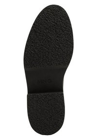 Suola nera di scarpa con superficie testurizzata, che presenta una sezione liscia nel tallone e le lettere "MNG" impresse vicino al bordo.